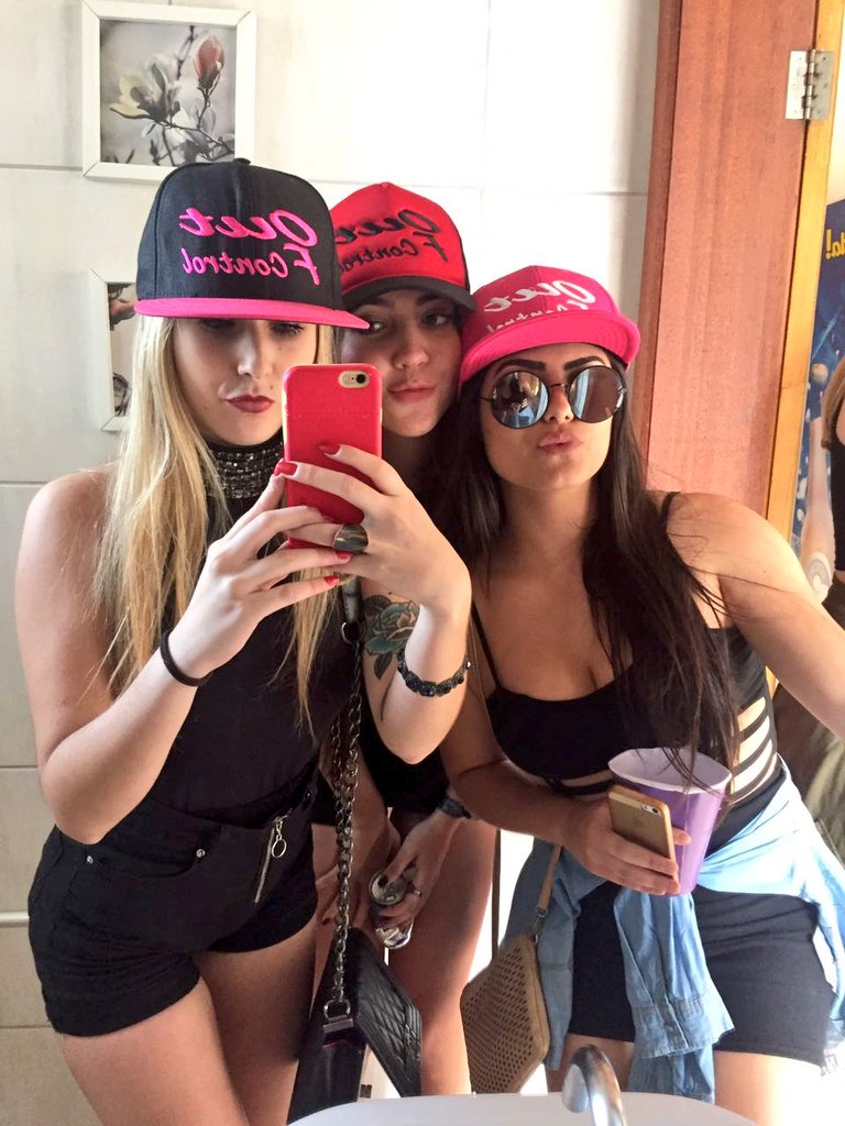 outofc_'s tweet photo. @Mari_Portugal @ClaariRibeiro @gabidorleto Lindas é poouco #OutÉAMelhor #NãoTemJeito 🍻🍻 https://t.co/LM0PsaHBUW