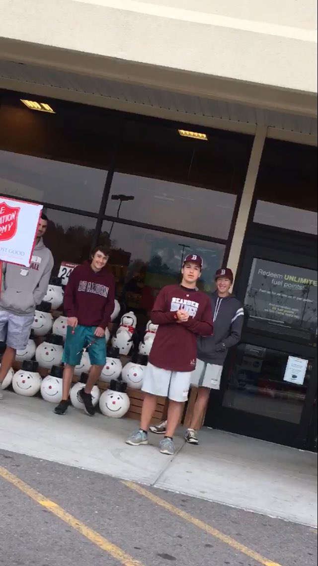 beardenbasebal1's tweet photo. More #beardenbaseball players and coaches volunteering at Kroger today for the Salvation Army https://t.co/SJ0tvvJyBv