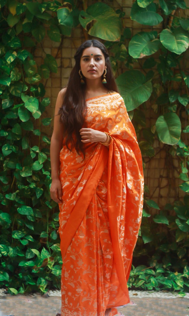 Narrate a visual story and turn into somebody's muse with this orange <a href="/ekayabanaras/">Ekaya</a> #saree. We literally can't stop drooling over this one!