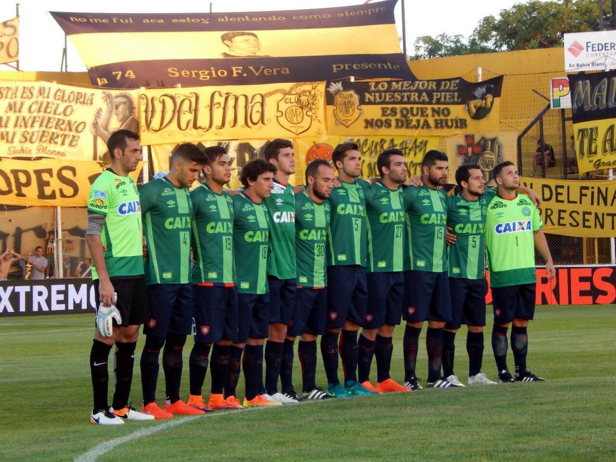 MundoAzulgrana's tweet photo. Así salió #SanLorenzo a la cancha. Así lloramos todos. https://t.co/OJyAonWAiV https://t.co/MY7JgMwjXi