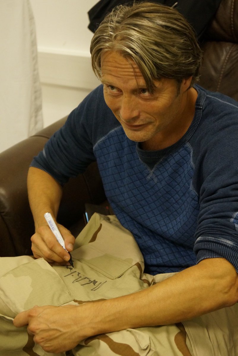 HIDEO_KOJIMA_EN's tweet photo. 2/2
but he looked so good that even I (who was the one did the casting) was surprised. He signed his autograph on the suit. https://t.co/25S0d6mhaU