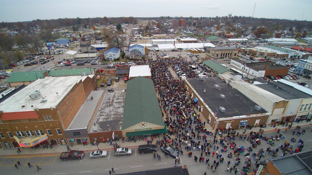 NedELou's tweet photo. Just a few people showed up to win $1.6 million in #WashingtonIN https://t.co/SDZjWRuPBg