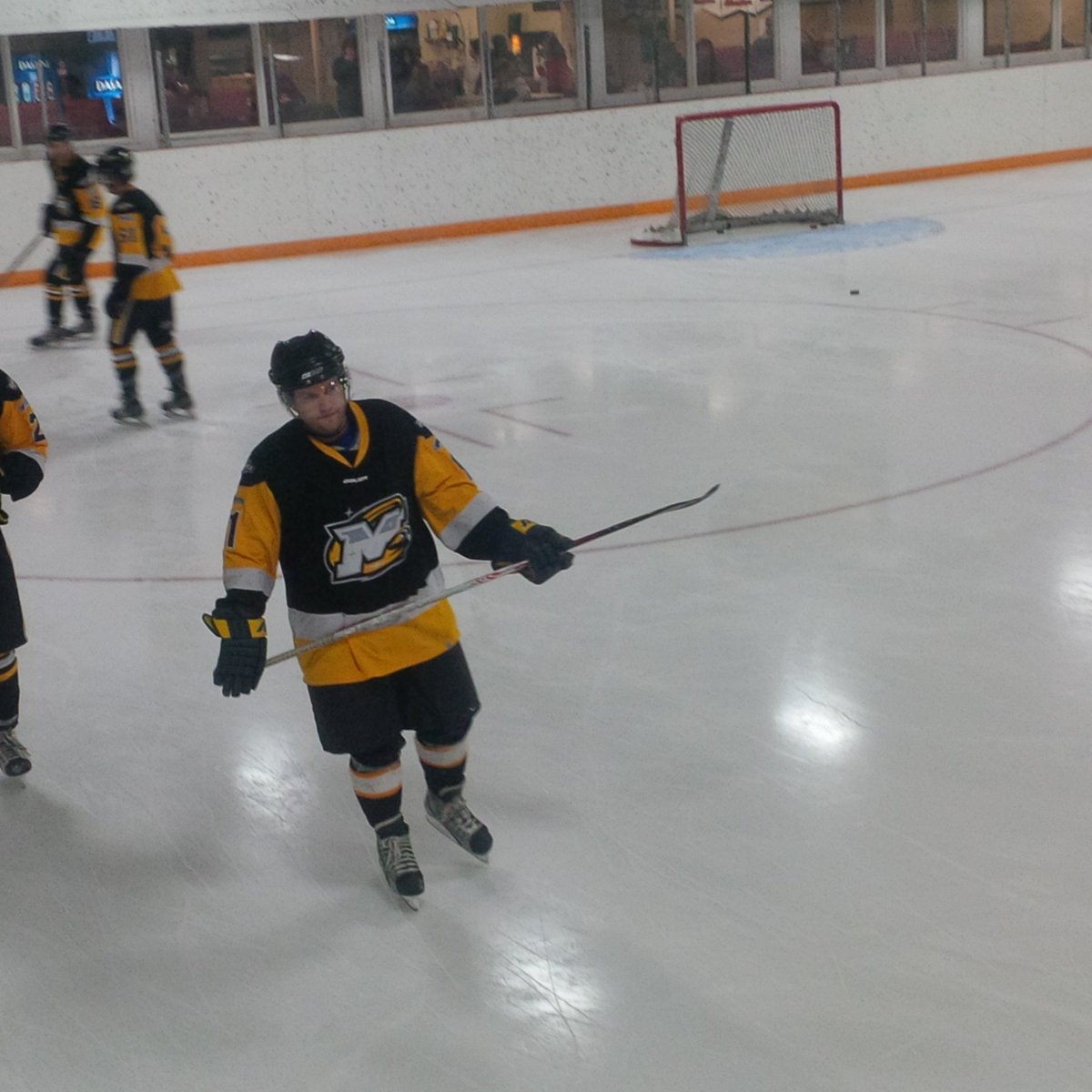 marwaynecomets's tweet photo. @AndyLennon37 former net minder. Not on the receiving end tonight. https://t.co/dPQnKyIQGr