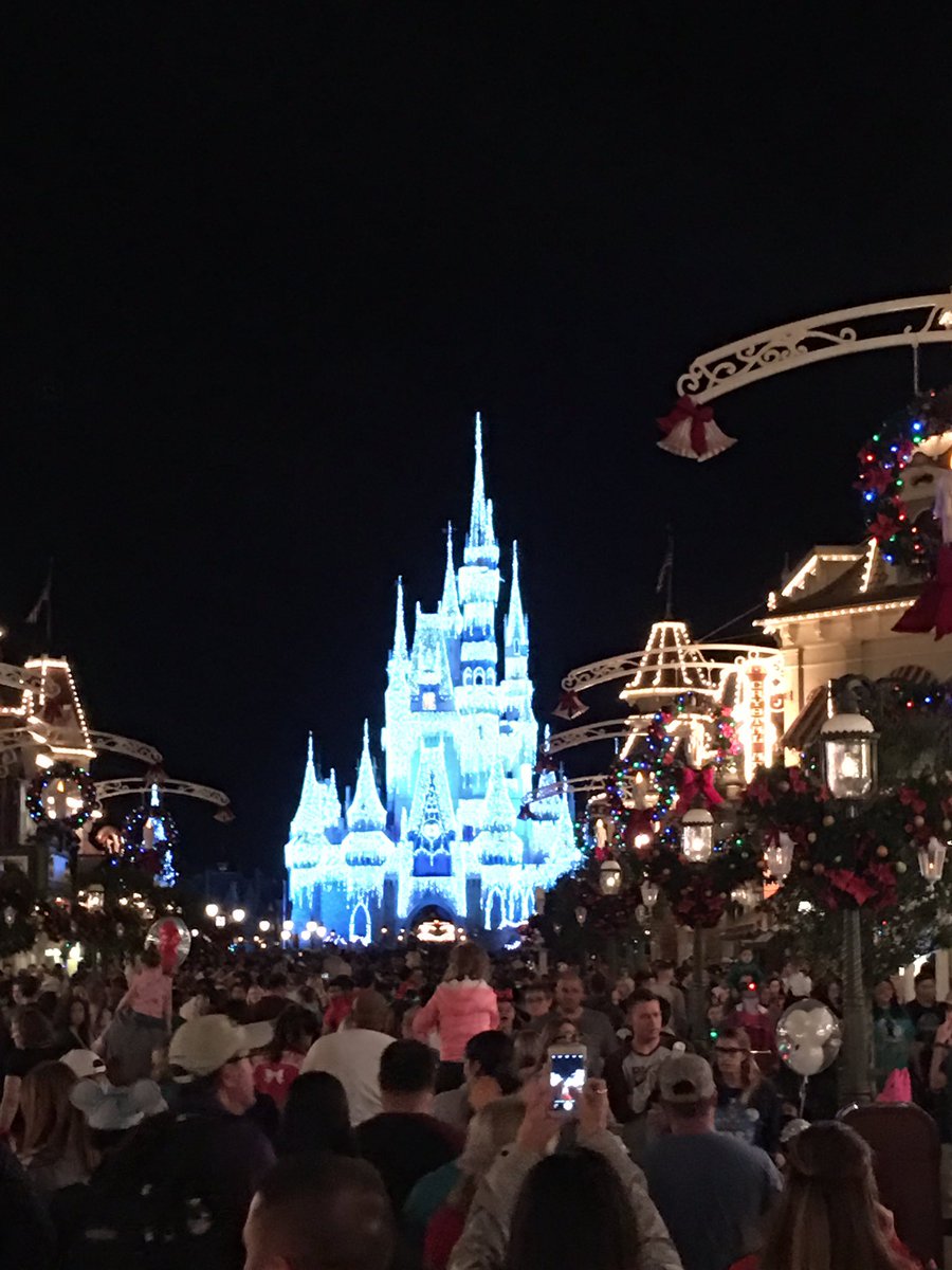 tomsingleton's tweet photo. Waiting for fireworks to end the night #magickingdom https://t.co/SLhfyQoFAm
