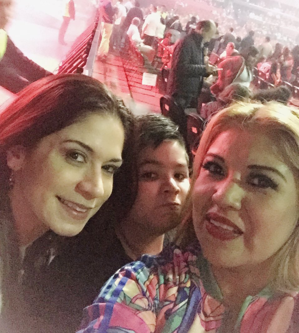luchadora_Tiff's tweet photo. #WWEMexicoCity gracias #SSDarkAngel #feliz!!! https://t.co/ggapiLVvnF