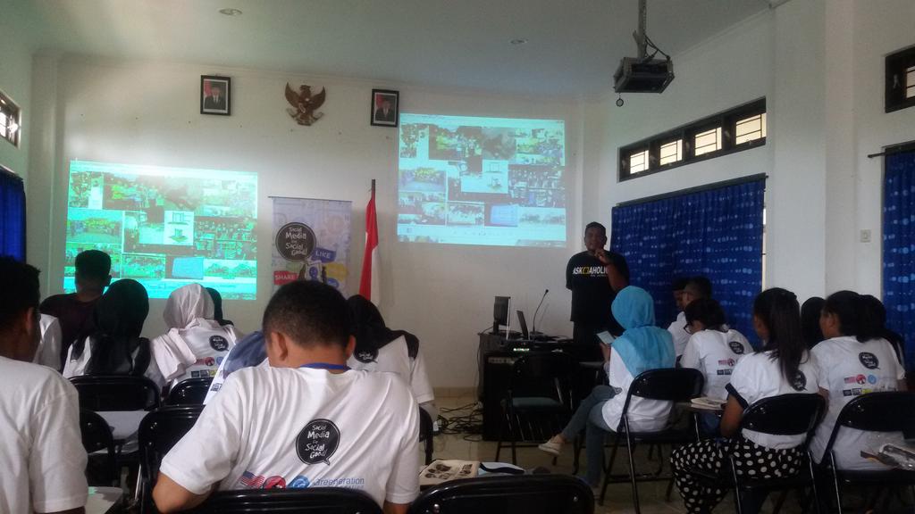 MilaWolo's tweet photo. @greenerationid H2 Seminar Socmed4socgood # Materinya di sampaikan Kakah Mukhlis A. Mukhtar  Berbagi Di Media Sosial https://t.co/lD3aLeEH42