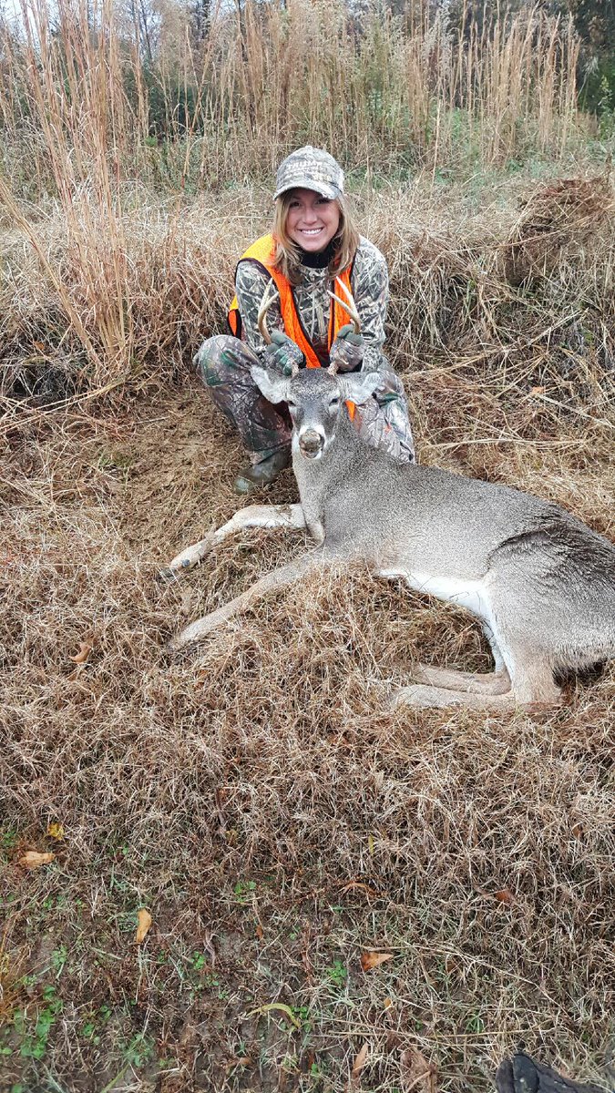 AmberAorman14's tweet photo. My first buck! #girlsthathunt #6pointbuck https://t.co/9rl0ZJxxVF