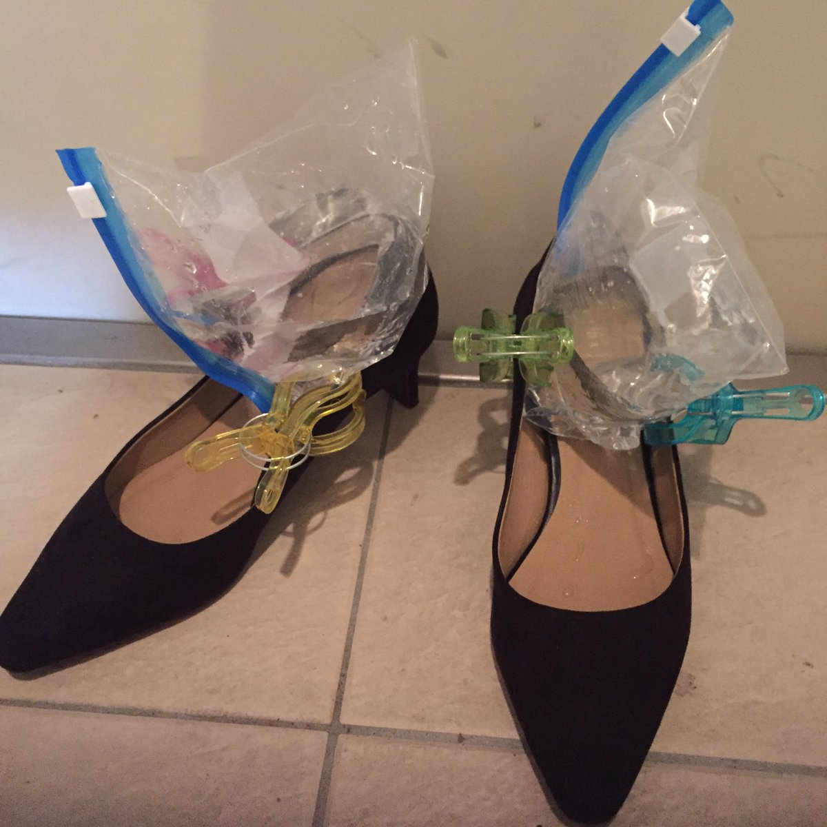 赤だしプロジェクト En Twitter 小さい靴を伸ばす方法 アメリカのライフハックらしいんだが つま先 かかとにジップロックに水入れたやつぶちこむ 袋かラップに靴を包んで冷凍庫へ 凍ったら出して分放置 早くこの方法知りたかった 28年間損してた 冷凍庫に