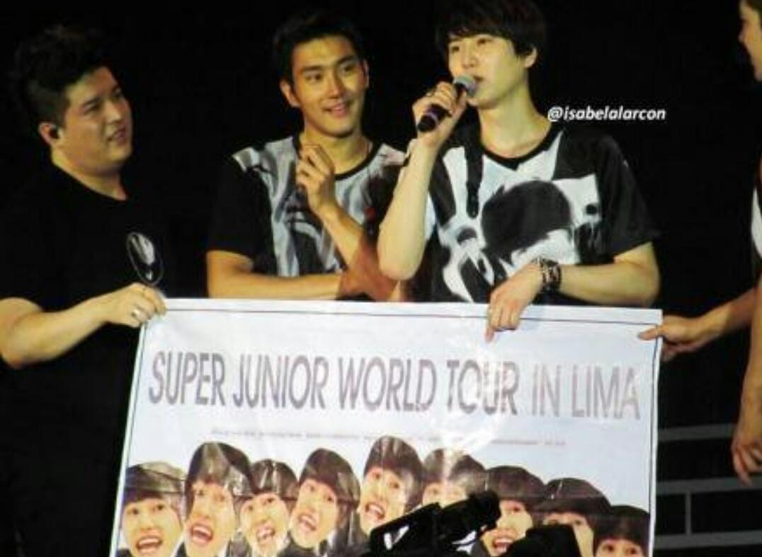 kyuhyuniverse's tweet photo. Do you still remember when fans showing this "cute" banner to Kyuhyun? 😂😂😂😂😂 #SS5Peru https://t.co/SBuQPznd7K