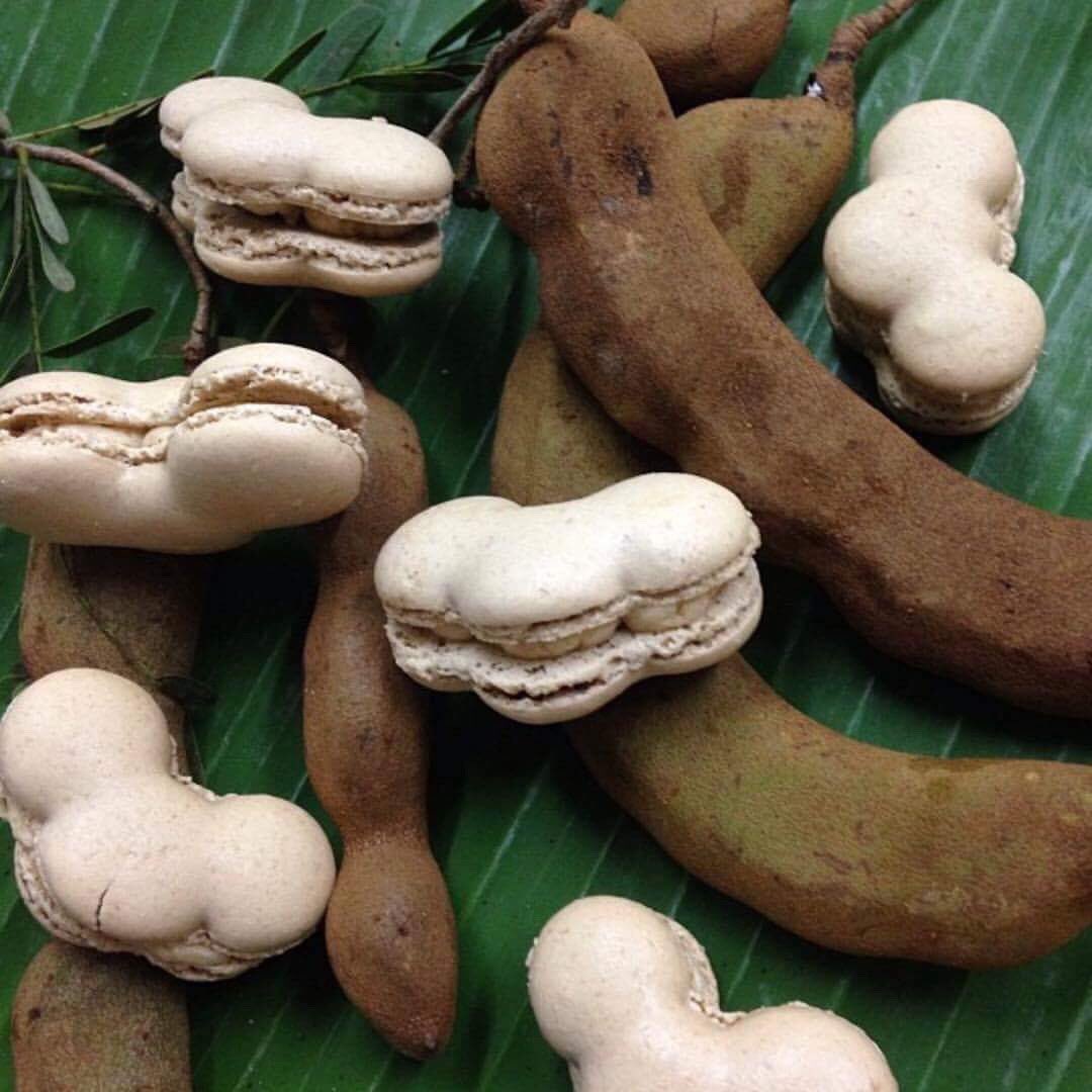 LeeSaipin's tweet photo. Amazing chef Ian's creation Tamarin Macarons #IssayaSiameseClub @IanKittichai @jianleigh https://t.co/cTv1cWuNLc