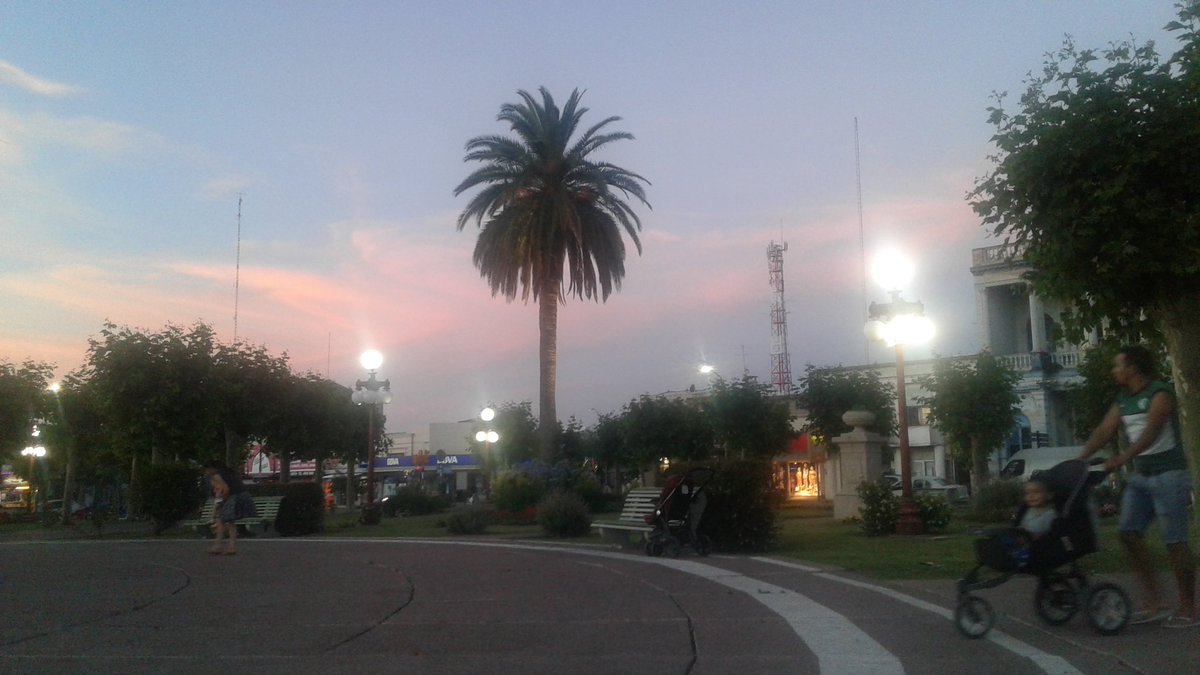 priscilla0w0's tweet photo. Cómo no amar a una ciudad tan linda 😍 #FrayBentos  #Plaza #Atardecer https://t.co/y88fTTXycm
