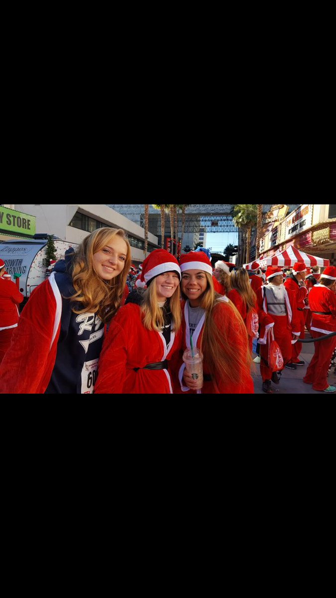 Deannnaaa_'s tweet image. Santa run with my cute friends 🎅🏽😘