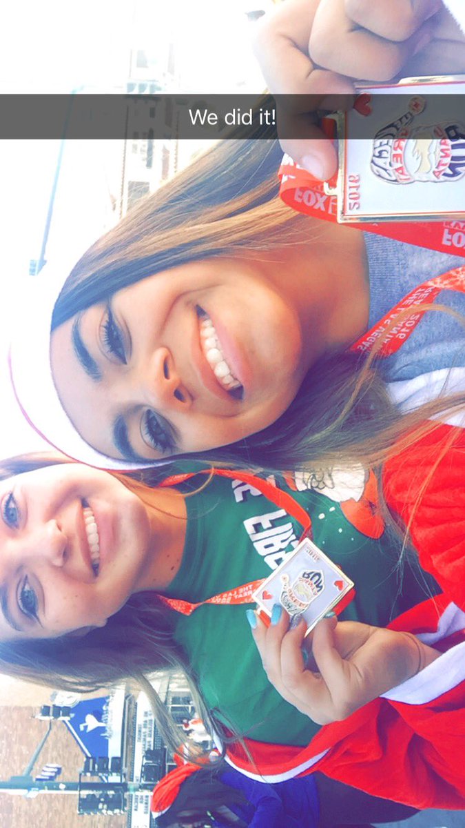 Deannnaaa_'s tweet image. Santa run with my cute friends 🎅🏽😘