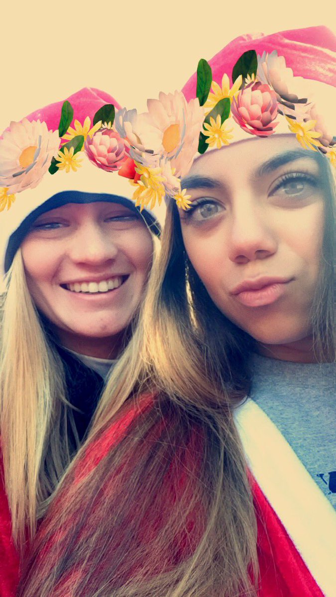 Deannnaaa_'s tweet image. Santa run with my cute friends 🎅🏽😘