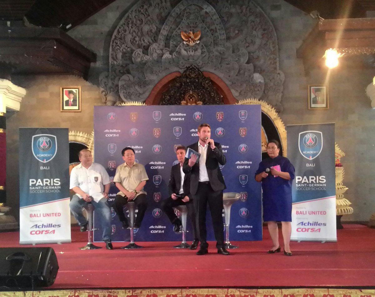 Nicolas Serres, Corporate &amp; Brand Communications Manager of PSG (kedua kanan) bicara tentang #PSGAcademy  di Bali. <a href="/BaliUtd/">Bali United FC</a> <a href="/Achilles_Radial/">Achilles Radial</a>