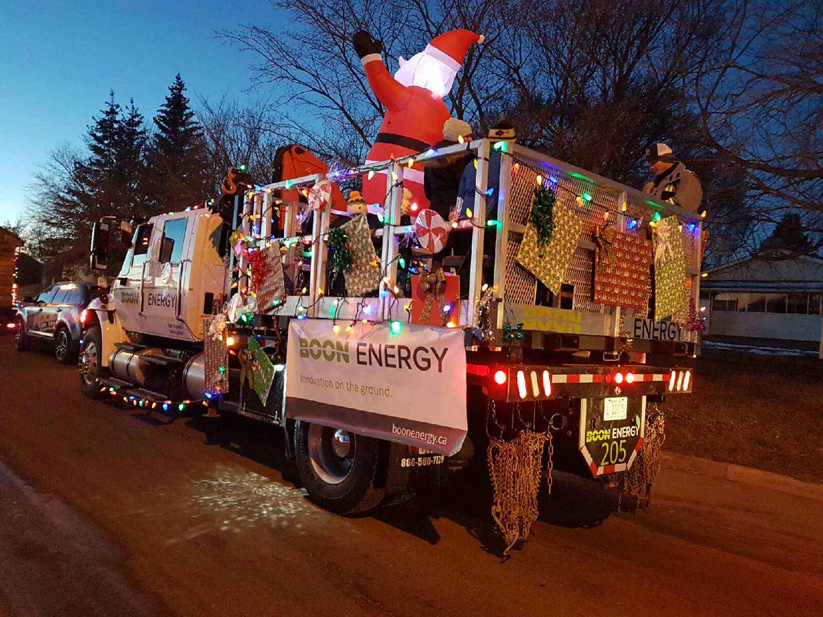 boon_energy's tweet photo. An incredible turnout at the #bonnyville #santaclausparade. What a great event to bring the community together! @Mullator78 https://t.co/VnGxp0tuwv