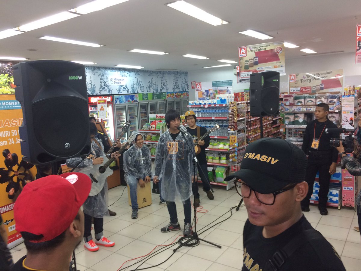 alfamidi_ku's tweet image. Walaupun dluar hujan tidak menyurutkan D'Masiv datang ke Titik 28 #DMASIV5150ALFAMIDI