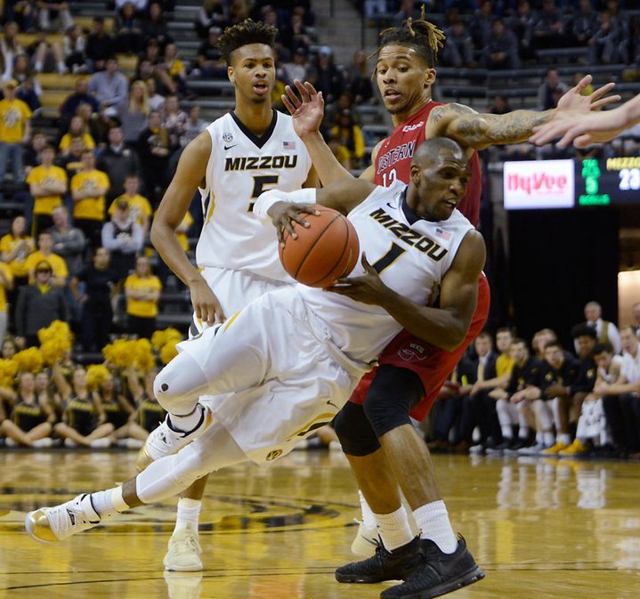 CoMissourian's tweet photo. UPDATED LINK: Missouri men's basketball squeaks past Western Kentucky despite not scoring for 7 minutes: https://t.co/lYe1qq4RRC https://t.co/WFOshR07Ij