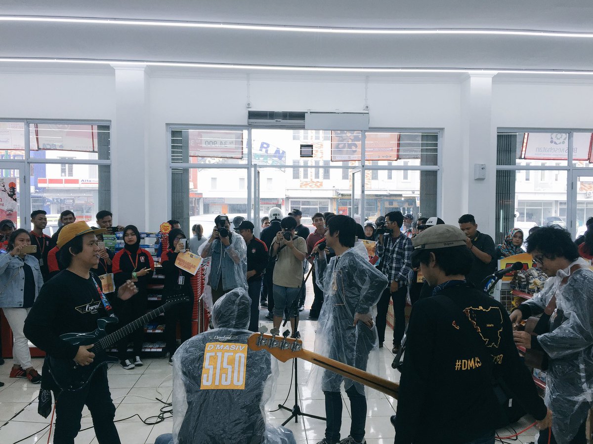 MusicaStudios's tweet image. Bah pas banget! @DMASIV tampil dengan salah satu lagu mereka yang folk abis! Judulnya "Melodi" #DMASIV5150 titik 29/50 !