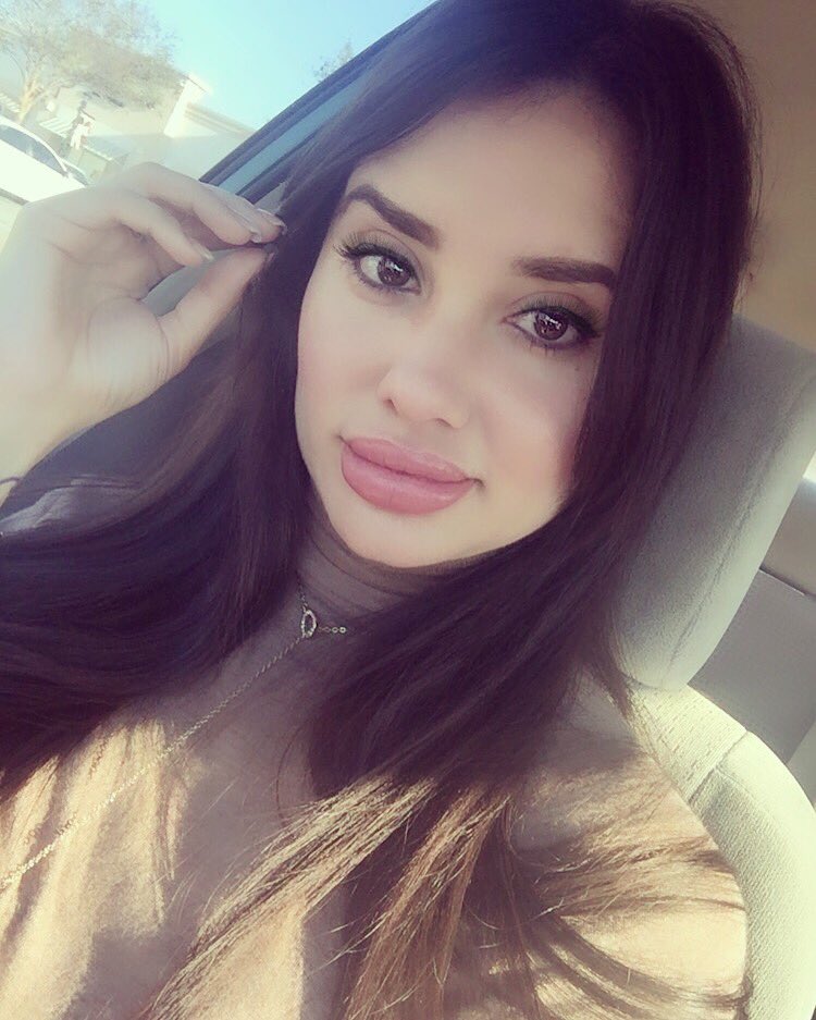 lizzacounsel's tweet photo. It's just Me Myself and I 🙃👩🏻 🍁#photooftheday #latepost #lizzacounsel #fall https://t.co/sZlYCbHovQ