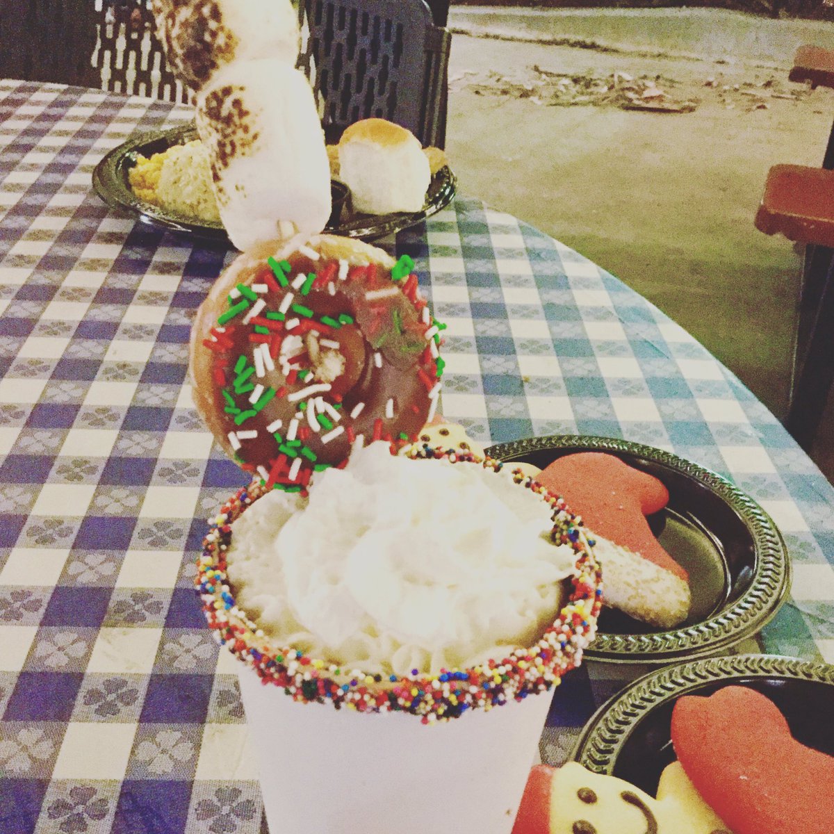 CAGreatAmerica's tweet photo. Yummy 😋 #gourmethotchocolate #GAWinterFest https://t.co/oVMJf09bQL