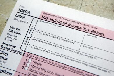 Newsweek's tweet photo. Investing in retirement accounts may be the smartest tax move to make https://t.co/f7XolMXe2T https://t.co/IKMKjEJbnT