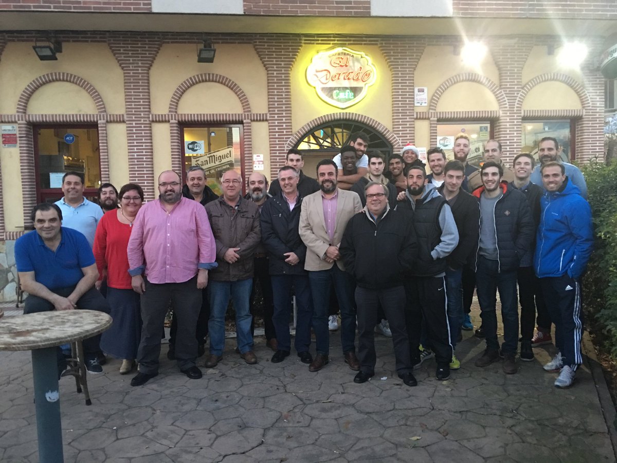 BasketAzuqueca's tweet photo. Tras la victoria de ayer, hoy comida de Navidad acompañados del alcalde, el  concejal de deportes y el director general de @ISOVERes https://t.co/4SnRIXTrzp