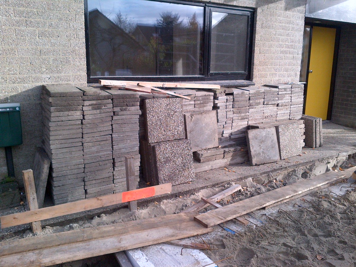 Gratis stoeptegels (ongeveer 40 m2) in #Middelburg op te halen. Bij belangstelling stuur een berichtje.