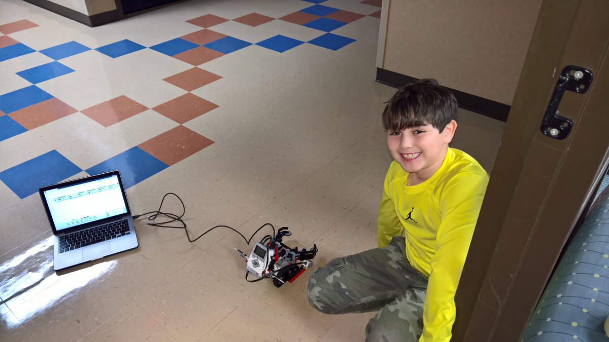 tri3mg's tweet image. LG ready for the Tech Fair! @Davis_Academy #davis4 #roboticskids #legorobotics #robotics
