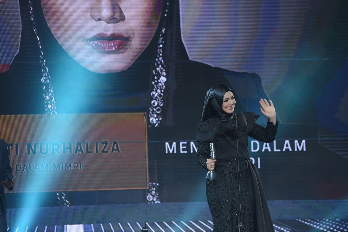 AIM22official's tweet photo. Pemenang 4 anugerah malam ini, Dato @CTNurhaliza11! Tahniah Dato! #AIM22 https://t.co/ONaoLyaAcZ