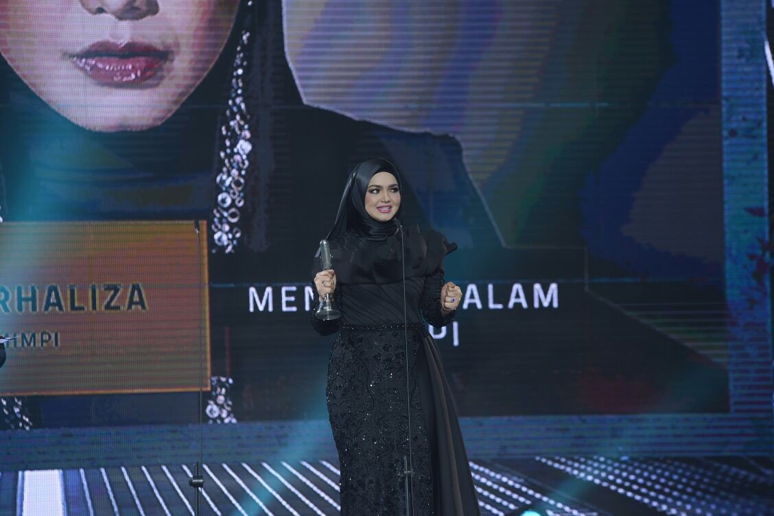 AIM22official's tweet photo. Pemenang 4 anugerah malam ini, Dato @CTNurhaliza11! Tahniah Dato! #AIM22 https://t.co/ONaoLyaAcZ