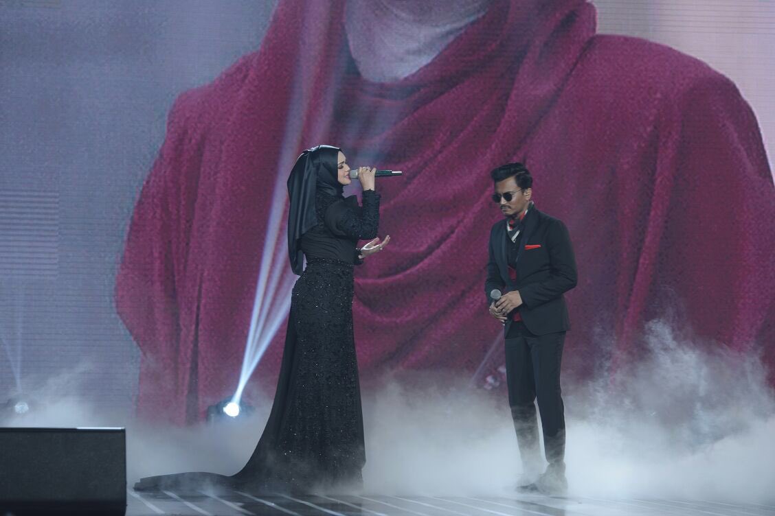AIM22official's tweet photo. Gambar persembahan Dirgahayu Dato @CTNurhaliza11 &amp; @faizal_tahir di #AIM22 sebentar tadi. https://t.co/j0V8FmcLdY