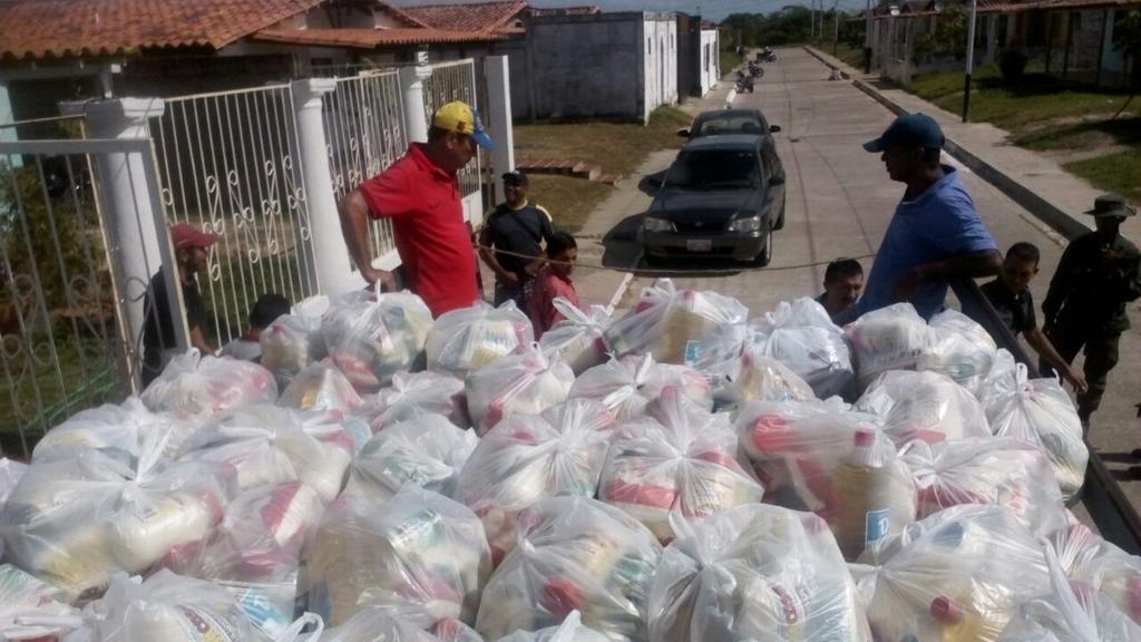 EnmitaPsuv's tweet image. @RCarrizalezPSUV  y @SolfredissPSUV  cumpliendo con el pueblo de #Elorza llevándole los alimentos a la puerta de sus casas.  #ClapsActivos