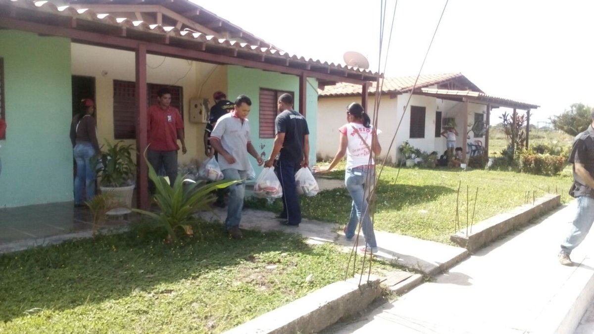 EnmitaPsuv's tweet image. @RCarrizalezPSUV  y @SolfredissPSUV  cumpliendo con el pueblo de #Elorza llevándole los alimentos a la puerta de sus casas.  #ClapsActivos