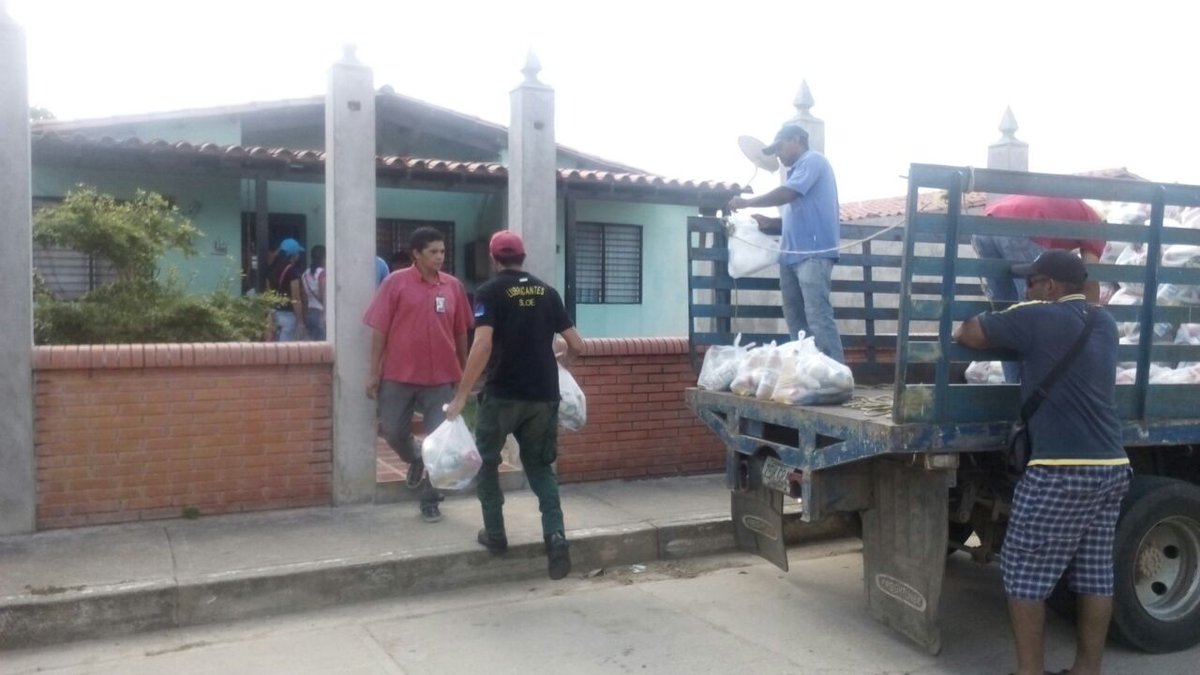 EnmitaPsuv's tweet image. @RCarrizalezPSUV  y @SolfredissPSUV  cumpliendo con el pueblo de #Elorza llevándole los alimentos a la puerta de sus casas.  #ClapsActivos