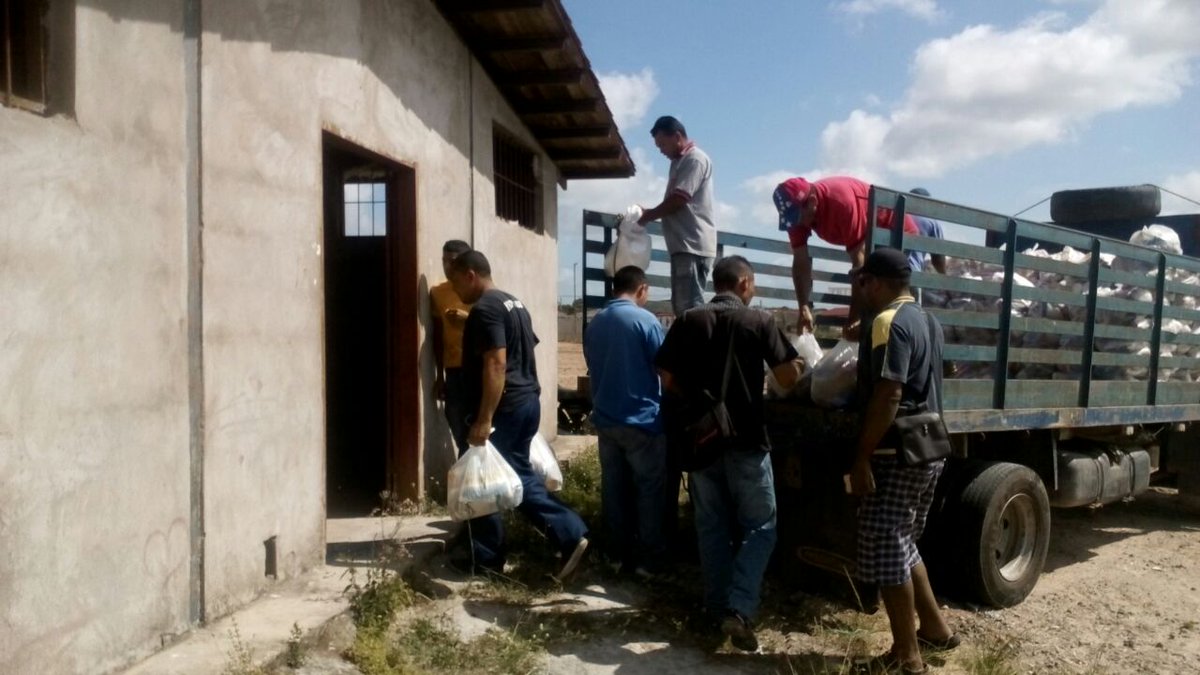 EnmitaPsuv's tweet image. @RCarrizalezPSUV  y @SolfredissPSUV  cumpliendo con el pueblo de #Elorza llevándole los alimentos a la puerta de sus casas.  #ClapsActivos