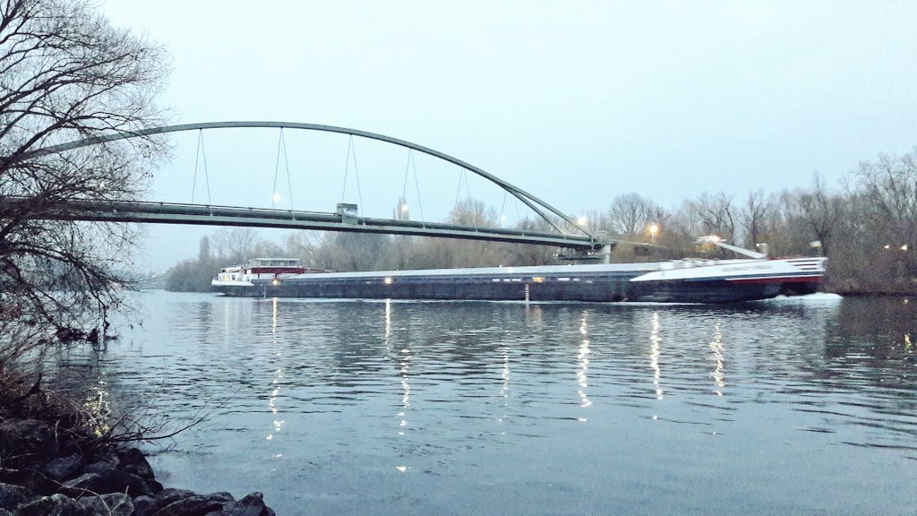 Dennyo218's tweet photo. Wenn die Dämmerung am Main hereinbricht 😍 #meinFrankfurt #thisisffm https://t.co/CkBAys3Snj