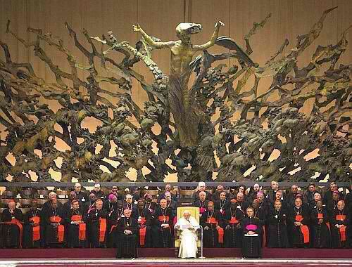 BedlamBeat's tweet photo. @alleyhse @ChristineLMM @iEvolutiOne Pagan worship... members of #JZCSS Knights of Malta under QE2 ... satanic thrones ... illuminati Cross⁉ https://t.co/dDqOcrqSHm