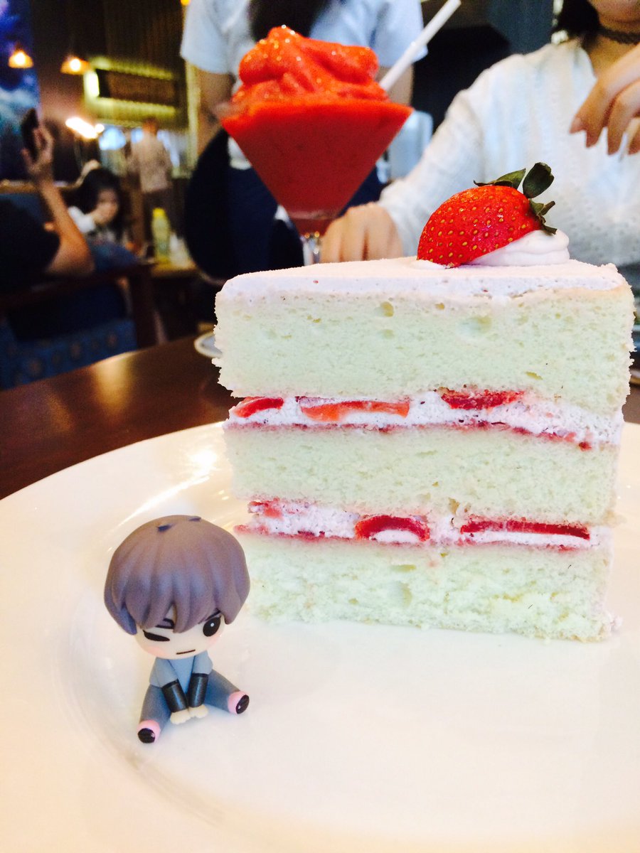 l0vehyuk's tweet photo. Baby Mark always get to eat good food with me hahaㅋㅋㅋㅋ #gotoonfigure #markfigure #babymark #got7doll https://t.co/QYpFTyiFjO