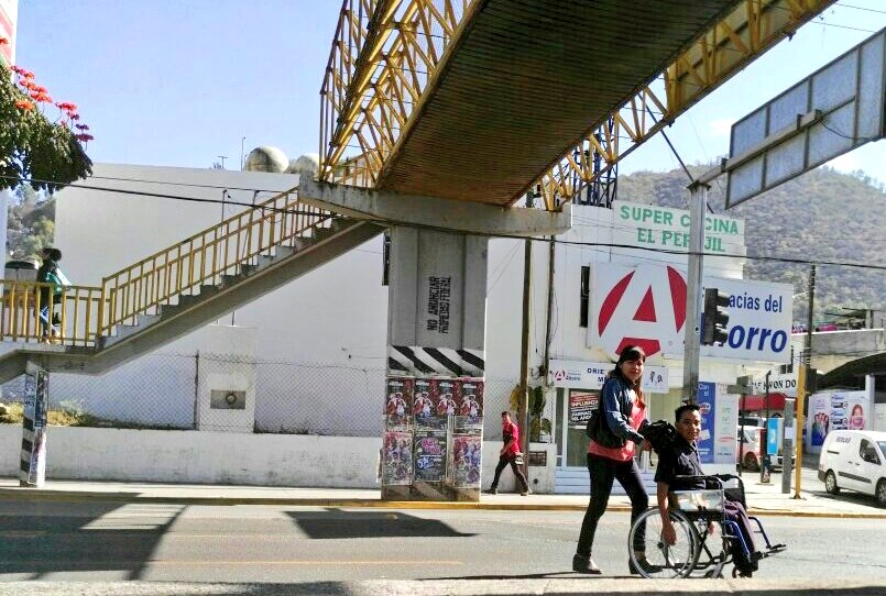 AGUSMARTE's tweet photo. Por que necesitamos cruces seguros a nivel de calle... #AdiósPuentesAntipeatonales https://t.co/9Im1yTRpSx
