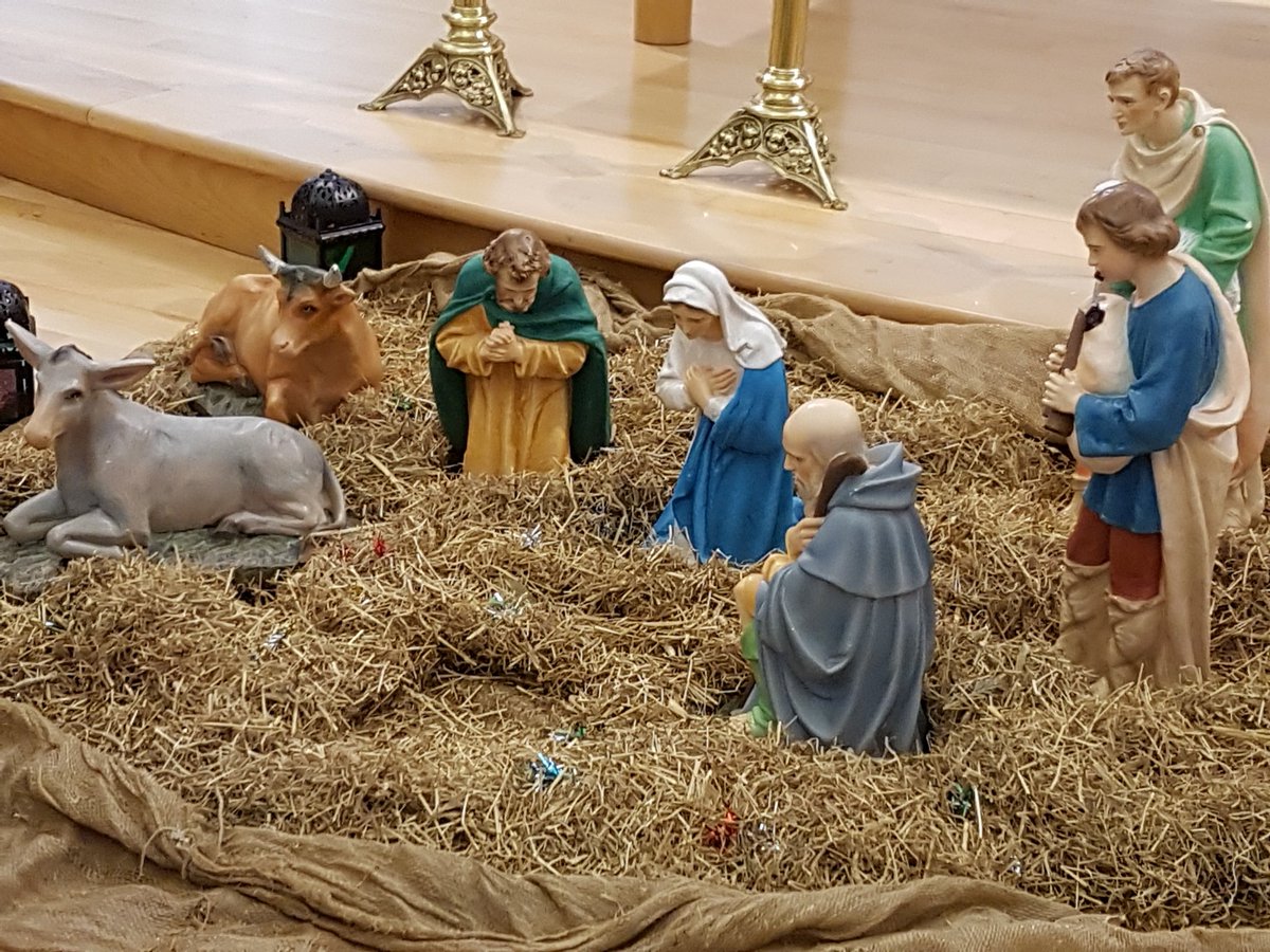 The children assembled figures for the nativity scene during Mass today @StMargaretsAyr with lovely readings &amp; rendition of Away In A Manger