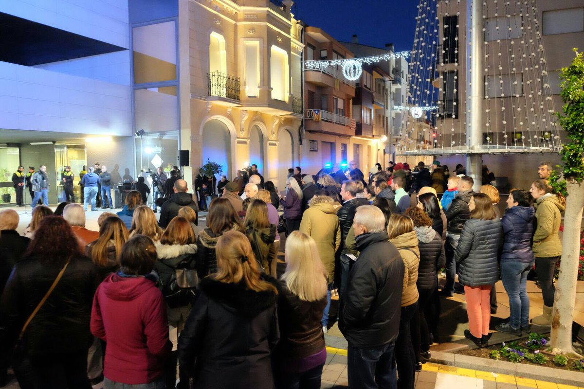 AjuntamentPobla's tweet photo. La Pobla fa una concentració silenciosa davant l’Ajuntament per a mostrar la seva solidaritat amb la familia de la víctima. #niunamés https://t.co/GXNHmhLf9i