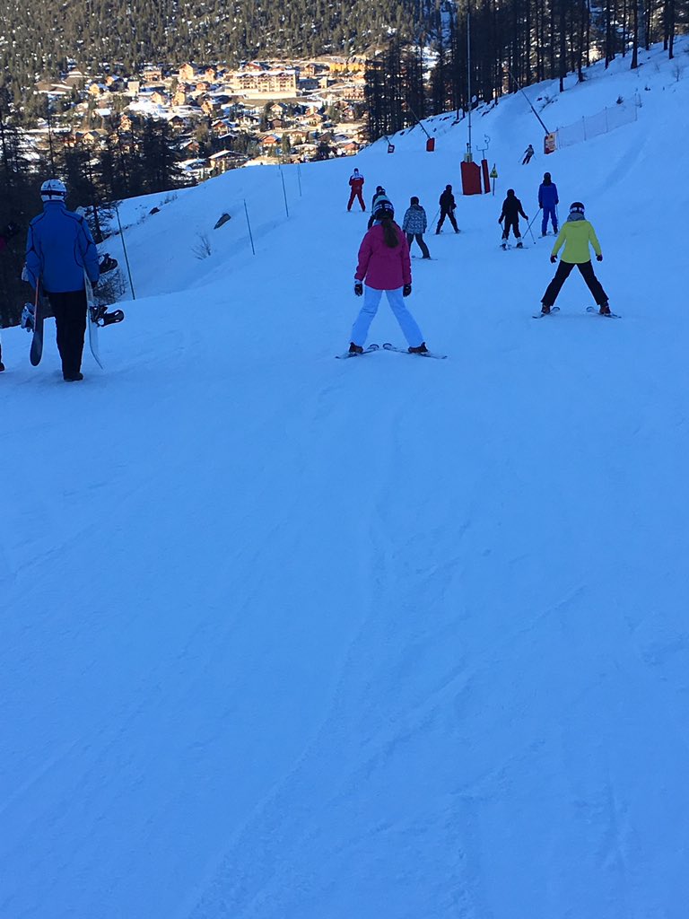 PhysicalEd_maes's tweet photo. What a day today @SkiMaes #freshsnow #sunnyweather #beautifulpiste https://t.co/MY6h19j9My