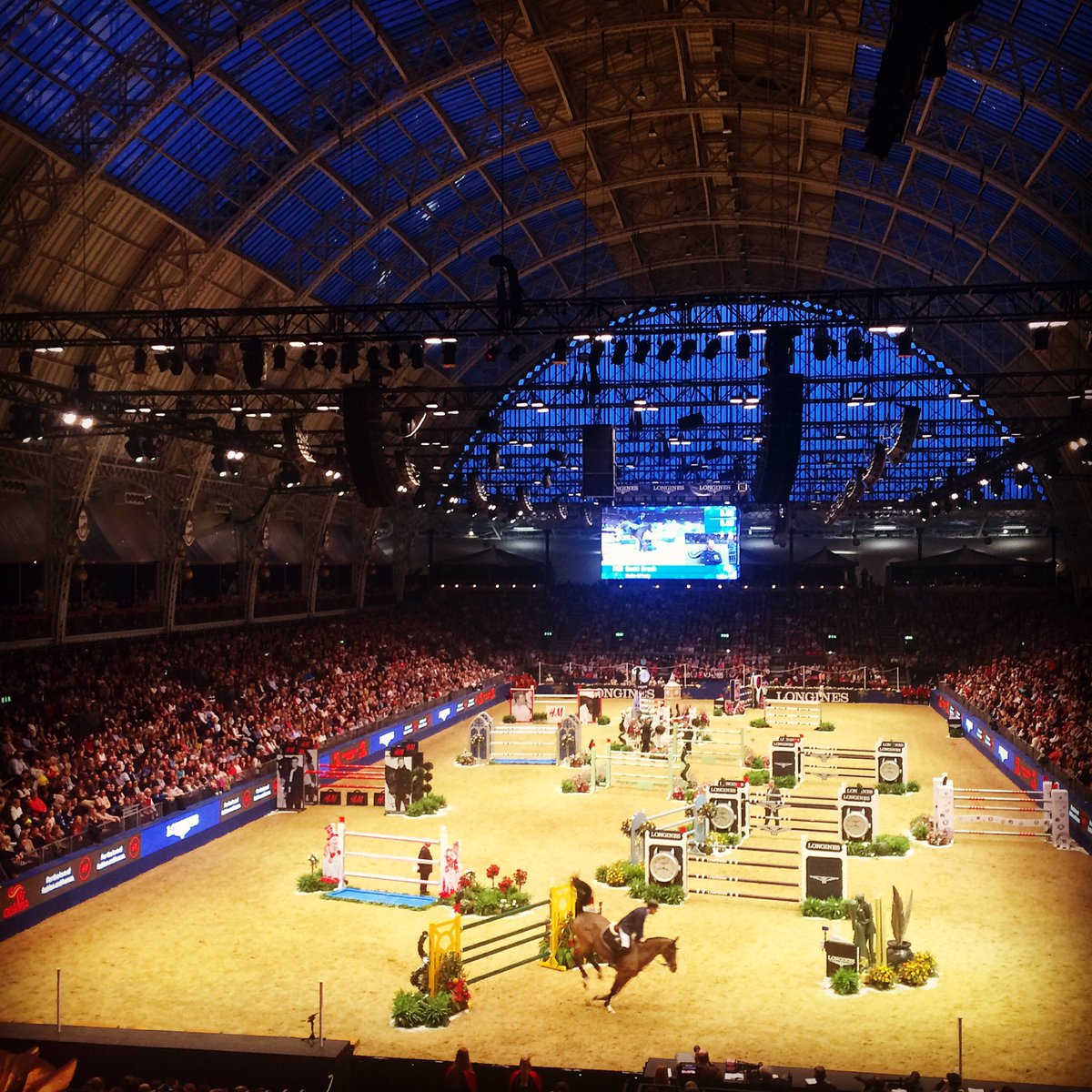 CarolineSims13's tweet photo. Such an amazing afternoon at the Horse of the Year Show.  A massive thank u to @FairfaxFavor https://t.co/Q5p8ut657z