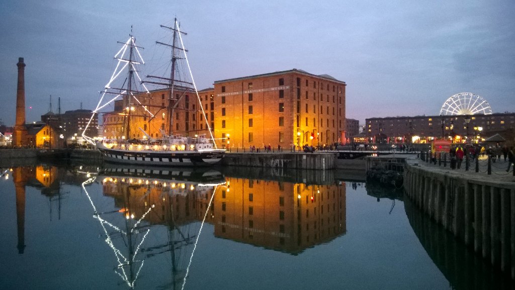 Albert Dock looks great as the sun goes down #Liverpool #albertdock <a href="/theAlbertDock/">Royal Albert Dock Liverpool</a> <a href="/CultureLPool/">Culture Liverpool</a> <a href="/VisitLiverpool/">VisitLiverpool</a>