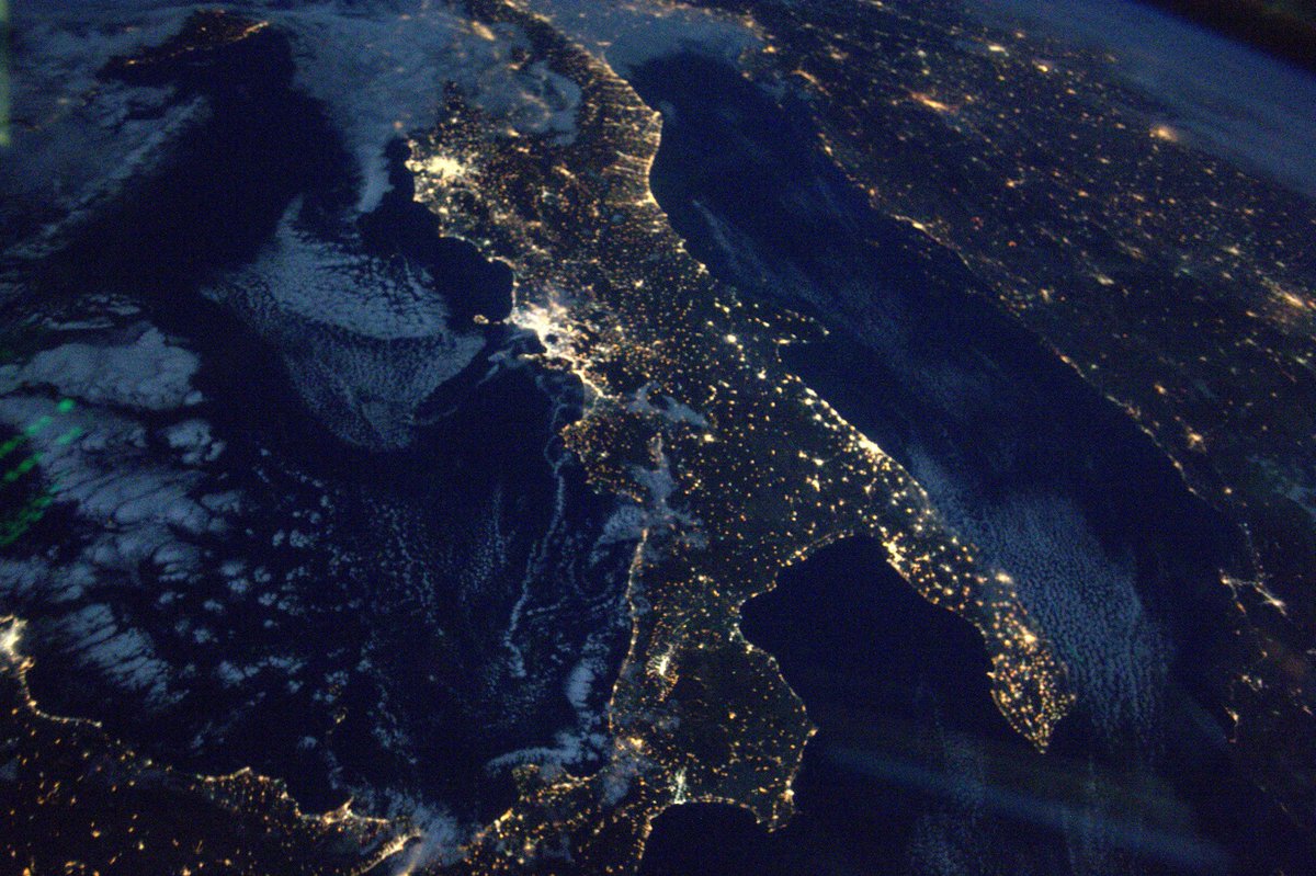 Thom_astro's tweet photo. Toujours aussi fan de l’Italie, sur Terre comme depuis l’espace https://t.co/VseOdccgCr https://t.co/kDwRs3w6eI #Proxima https://t.co/Kz6wOI5P4l
