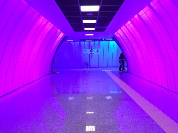 bu ne biçim metro koridoru yandan drake çıkcak birazdan