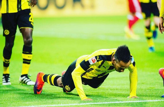 InvictosSomos's tweet photo. 100 goles de @Aubameyang7 con la camiseta del Borussia Dortmund. Le tomó 164 partidos conseguirlo. ÍDOLO. https://t.co/p4jcA7JWEU