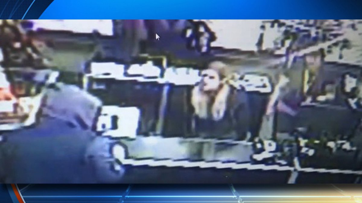 Sex store employees throw sex toys at would-be robber to force him to leave bit.ly/2hs7Frc https://t.co/xsYYdosAtX