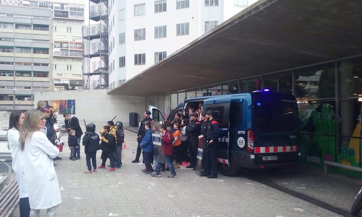 ErmengolGassiot's tweet photo. Aixi adoctrinen avui els @mossos a nens i nenes a l' @hvhebron: normalitzant les porres, pallisses i la repressió des de la infància. https://t.co/v2eAaHWi9Y